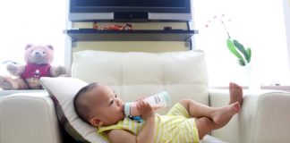 Baby-Plastic-Bottle-and-Glass-Bottle-Which-Is-Great-on-civicdaily