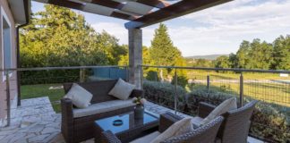 Embrace-Nature's-Cozy-Hideaways-For-Relaxation-With-Garden-Arbours-On-CivicDaily
